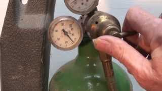 How to set the oxy acetylene regulators [upl. by Spaulding]