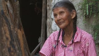 Una anciana vive en una cueva en las montañas hace 50 años [upl. by Graces665]