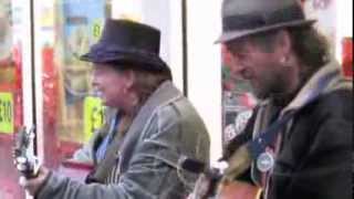 The Kinks Dave Davies catches street busker act Laura and Pixi do Stray Cat Strut [upl. by Mota]